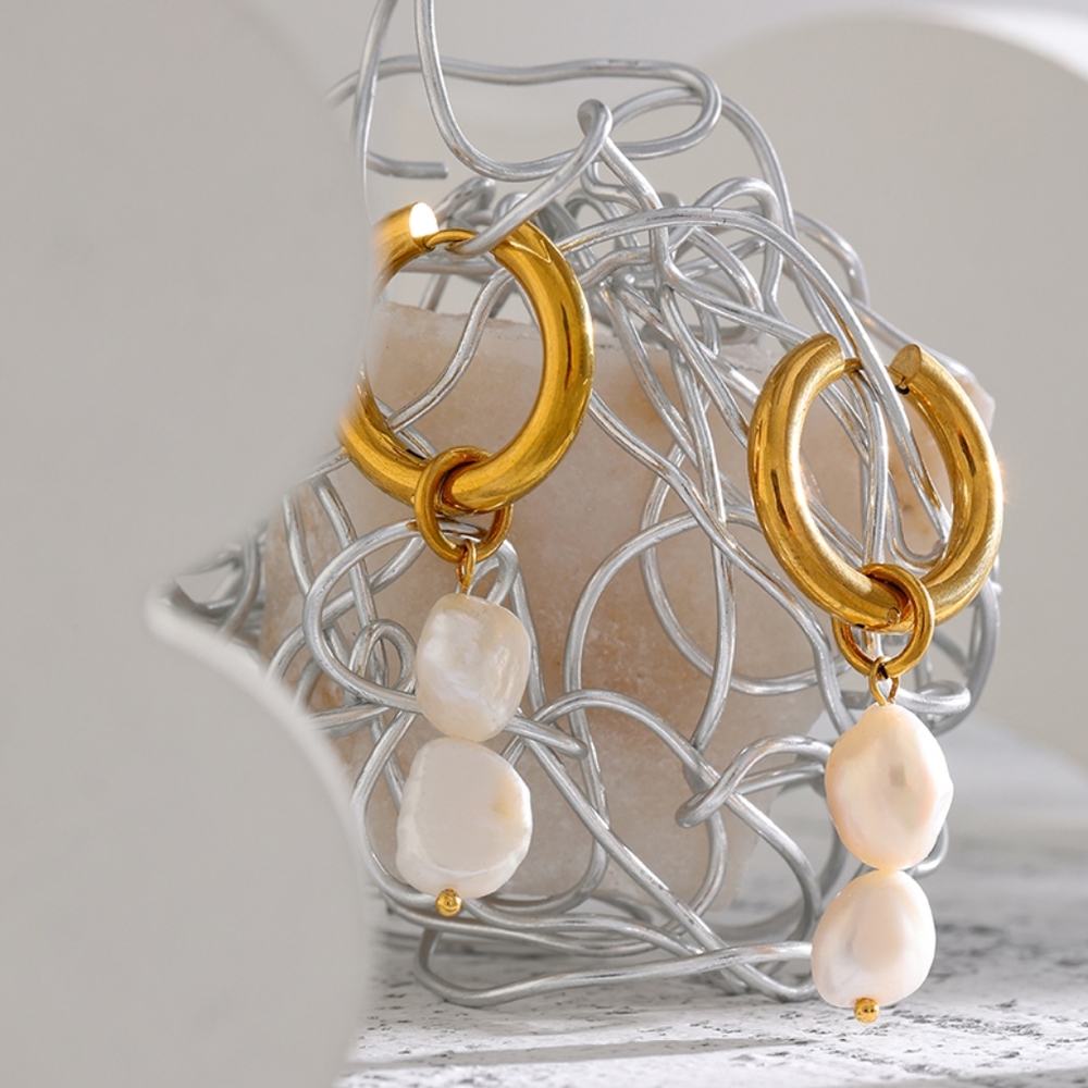 Gorgeous Pearls Hoop Earrings